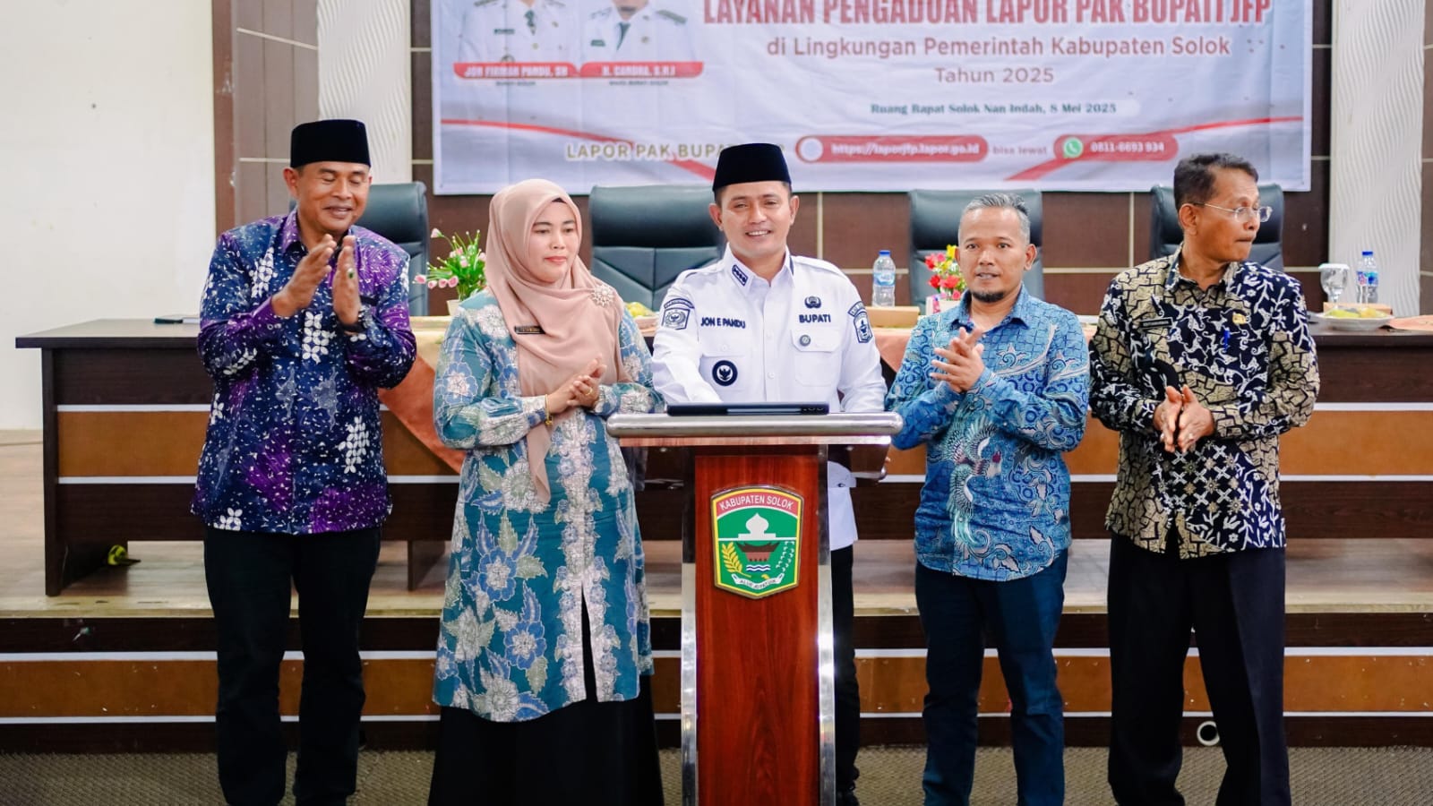 Bupati Solok Jon Firman Pandu didampingi Kadis Kominfo Teta Midra launching kanal layanan pengaduan  "Lapor Pak Bupati JFP" di ruang Solok nan Indah Arosuka